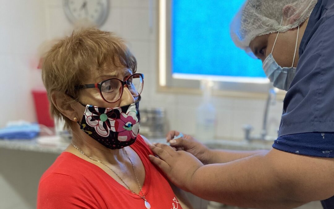 Vacunación a mayores de 70 años en el Centro de Salud 63 Roberto Nazr